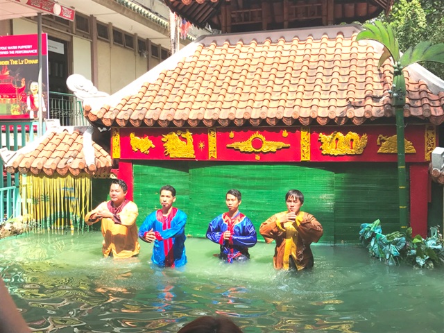 Sinh viên tham quan thực tế môn Di sản văn hóa