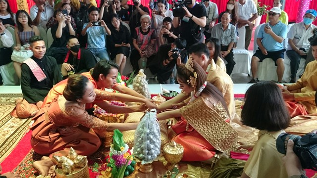 TÁI HIỆN LỄ CƯỚI NGƯỜI KHMER NAM BỘ CỦA SINH VIÊN KHOA VĂN HÓA DÂN TỘC THIỂU SỐ TẠI PHỐ ĐI BỘ NGUYỄN HUỆ